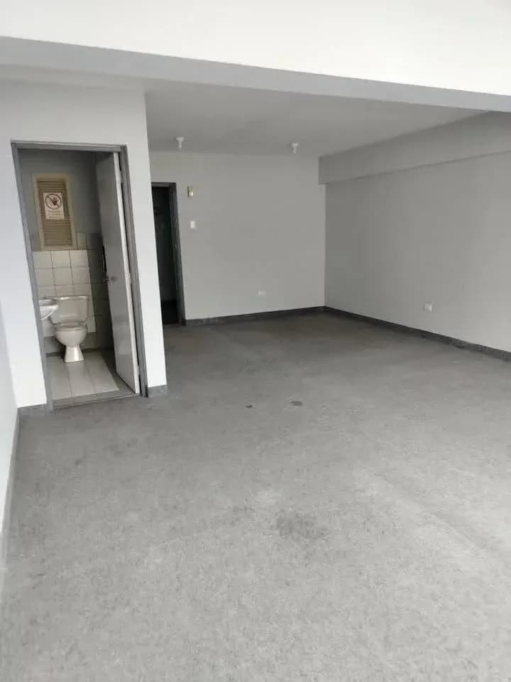 ALQUILER DE OFICINA IMPLEMENTADA EN URB. SANTA CATALINA, LA VICTORIA – foto 2