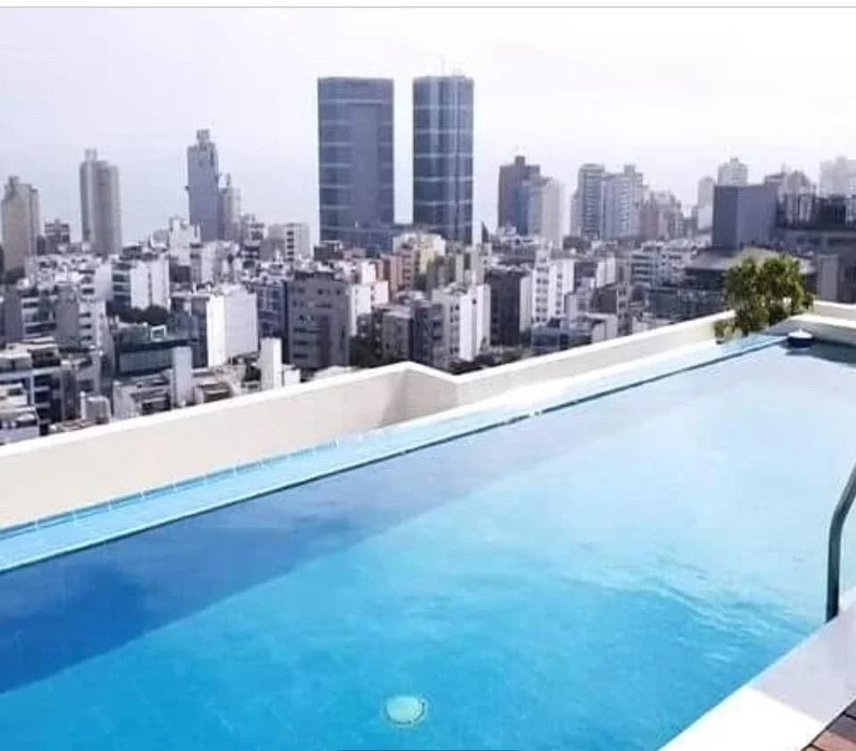 Departamento con Piscina, Gym, etc. 2 Dorms c/balcón frente al Hotel Aloft en Av 28 de Julio