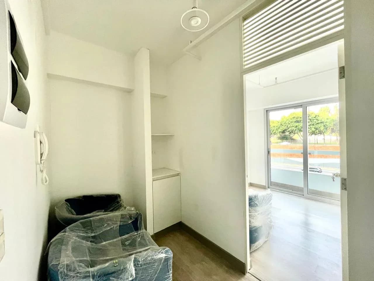 Se ALQUILA OFICINA en MODERNO EDIFICIO en MIRAFLORES A 1 cuadra de la Via Expresa