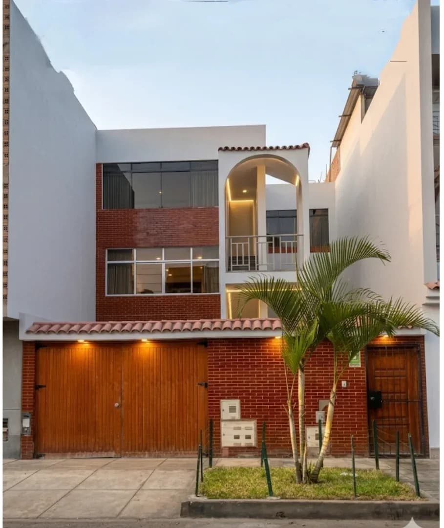 ¡Oportunidad! Casa Multifamiliar 3 Pisos en Urb. Ganímedes SJL – 3 Departamentos Independientes a pasos de av. Constelación y El Sol