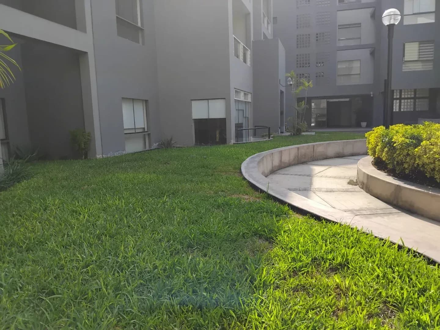 Alquilo Moderno departamento 200m2 Monterrico cerca Av. El polo 1er piso. Jardines – foto 2