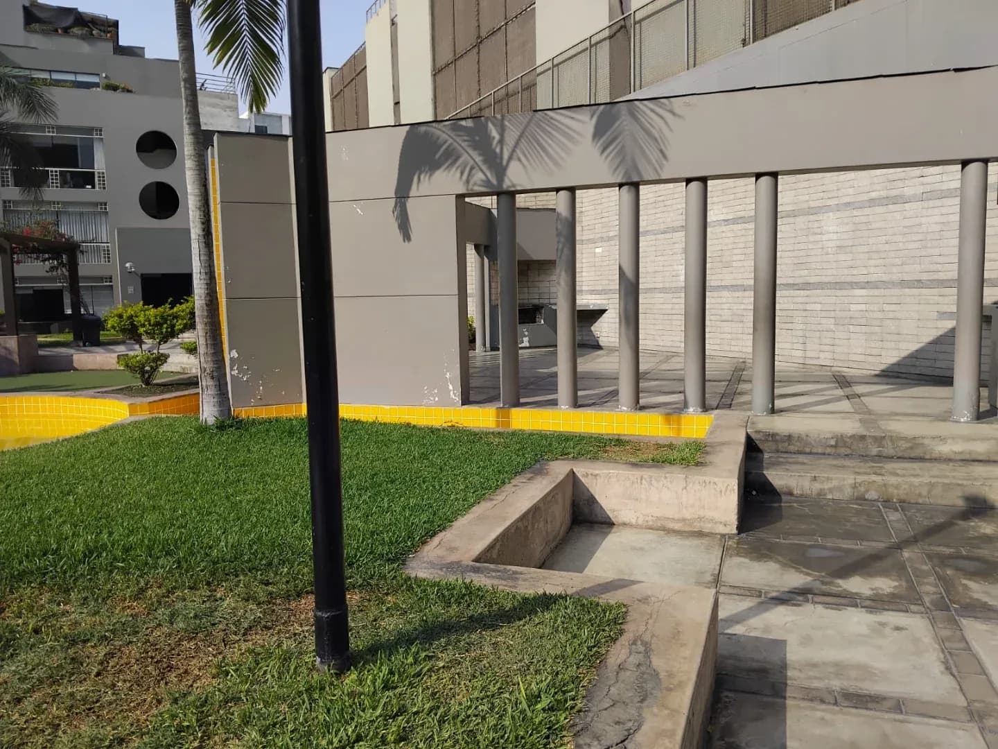 Alquilo Moderno departamento 200m2 Monterrico cerca Av. El polo 1er piso. Jardines