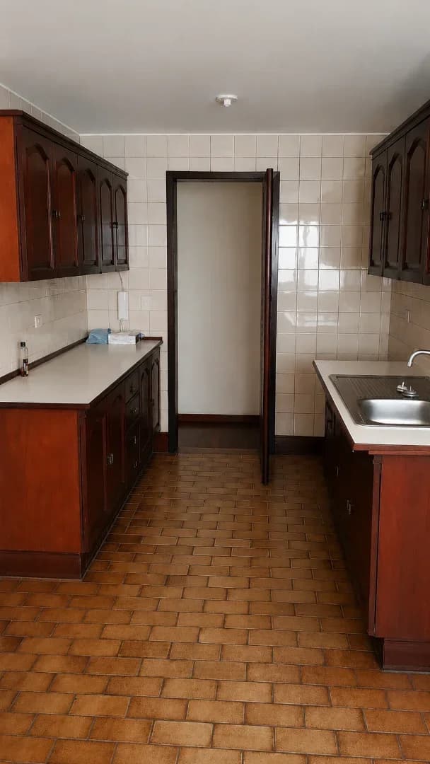 Amplio Departamento de 90 m² + Cochera y Depósito en Av. La Merced Cdra. 7 – Surco – foto 2
