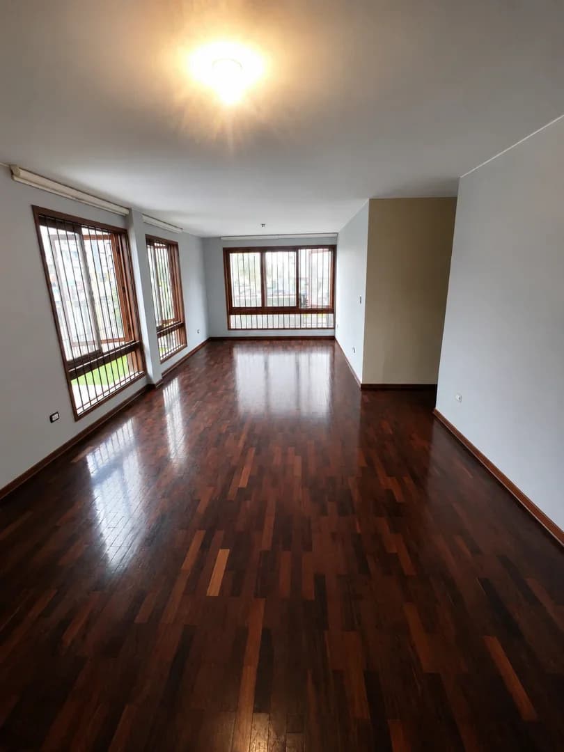 Amplio Departamento de 90 m² + Cochera y Depósito en Av. La Merced Cdra. 7 – Surco