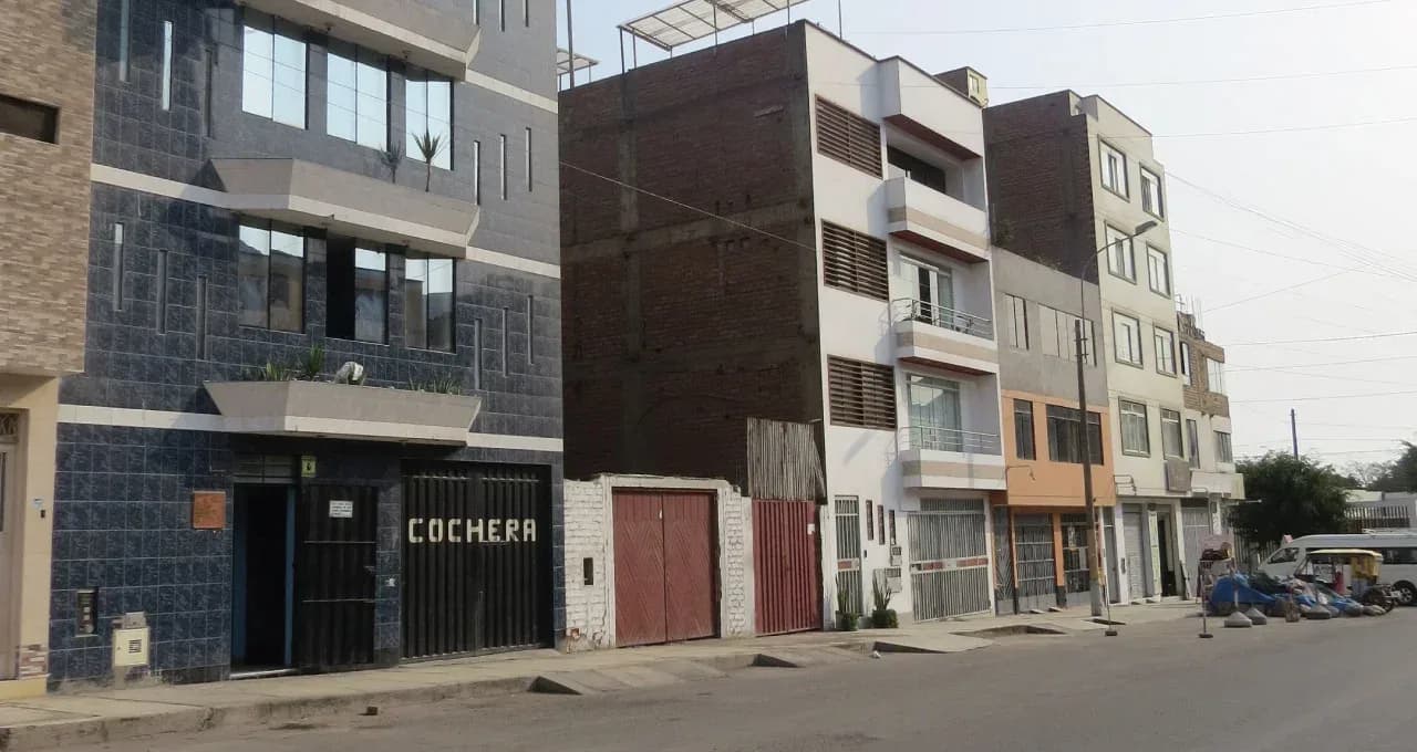 HOTEL 4 PISOS EN VENTA 153 M2 AV. CARAPONGO – LURIGANCHO – foto 3
