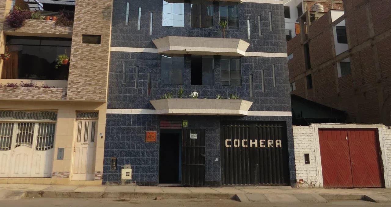HOTEL 4 PISOS EN VENTA 153 M2 AV. CARAPONGO – LURIGANCHO – foto 2