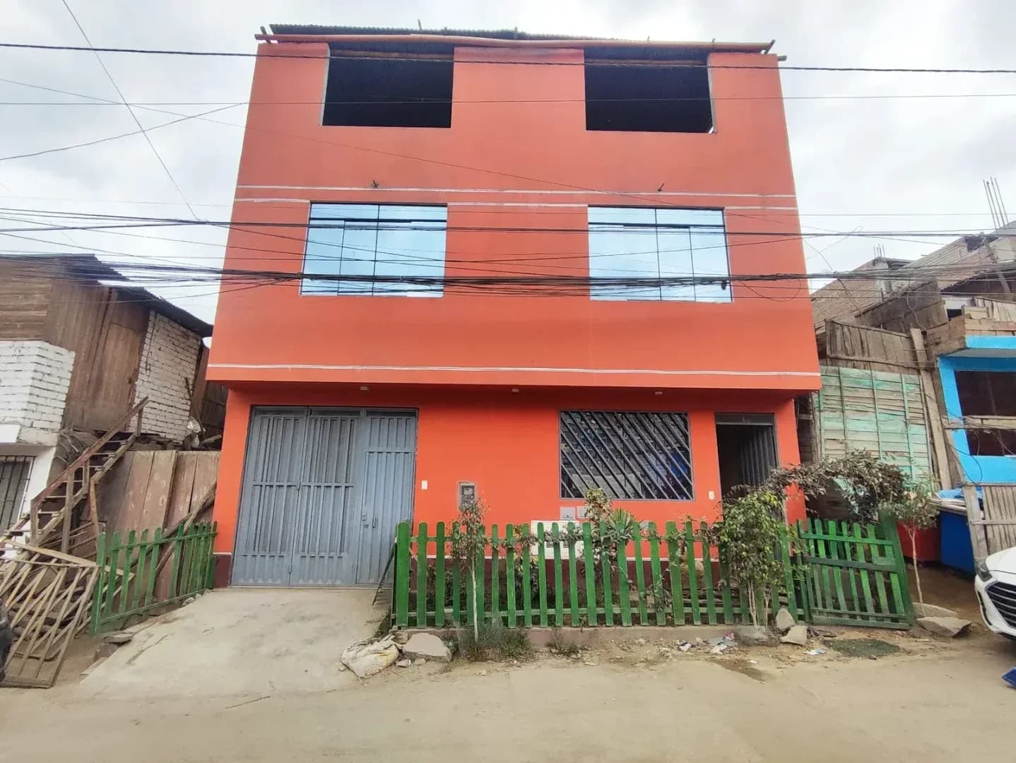 CASA 3 PISOS EN VENTA 158 M2 HUAYCÁN – ATE