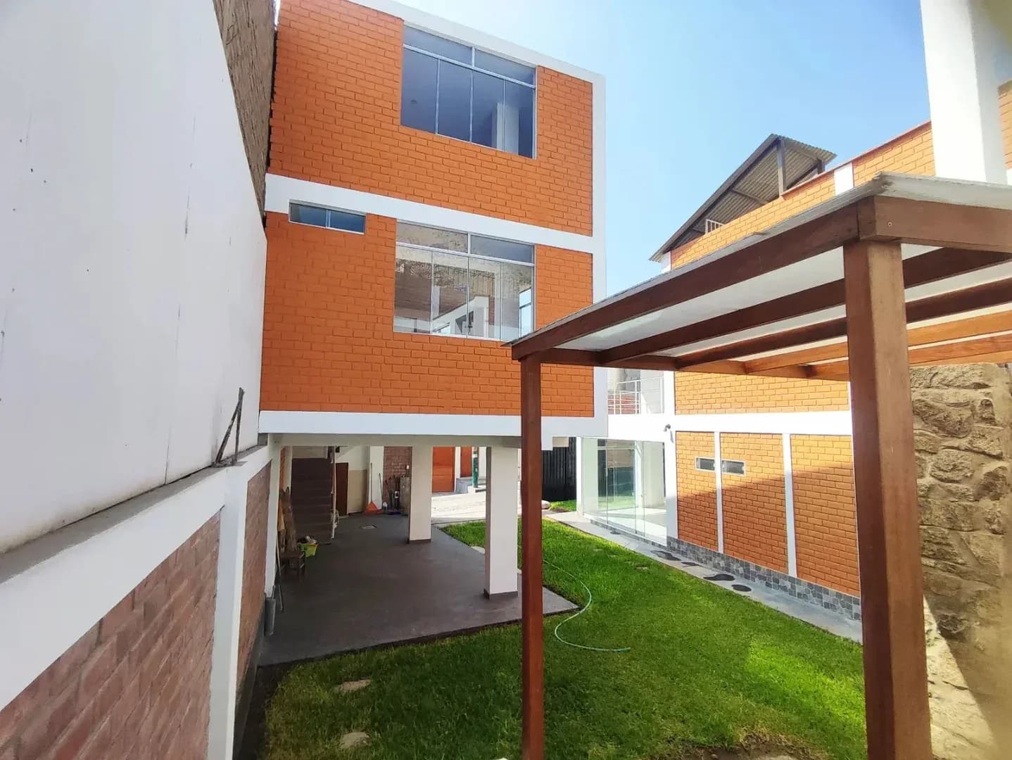 CASA DE 3 DUPLEX EN VENTA 623 M2 URB. VILLA TOLEDO – CIENEGUILLA