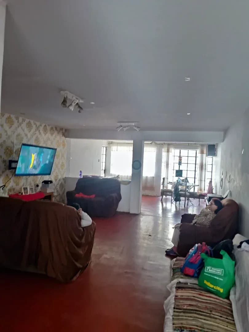 ¡POSICIONE SU MARCA EN EL EPICENTRO COMERCIAL DE SAN JUAN DE LURIGANCHO! Presentamos una propiedad estratégica con potencial institucional ilimitado, ubicada en el cruce de mayor flujo vehicular y peatonal del distrito: la intersección de Av. 13 de Enero con Av. Las Jardines Este. Un punto clave que garantiza visibilidad 24/7 y una conectividad inmejorable. 💎 UBICACIÓN IMBATIBLE (HUB COMERCIAL) La propiedad se sitúa en el núcleo de servicios de SJL, rodeada de marcas ancla y con accesibilidad total: Conectividad: A solo minutos de la Estación de Metro "Los Jardines" y el supermercado Metro de la Hacienda. Impacto: Zona de alto tránsito consolidada, ideal para captar clientes de todo el distrito. Entorno: Rodeado de entidades financieras, centros educativos y servicios de salud de alta rotación. 📐 ESPECIFICACIONES TÉCNICAS Y VERSATILIDAD Esta propiedad de 3 niveles (construcción al 70%) destaca por su flexibilidad arquitectónica, permitiendo adaptar cada metro cuadrado a la identidad de su proyecto: Área de Terreno: 260 m². Distribución: 2 niveles funcionales + tercer nivel proyectado/en construcción. Valor Agregado: Cuenta con un amplio jardín posterior de libre disposición, perfecto para: Estacionamiento privado para clientes o flota. Almacén logístico de última milla. Ampliación de infraestructura (clínicas/institutos). 🎯 IDEAL PARA PROYECTOS DE GRAN ENVERGADURA Gracias a su zonificación y estructura, es el espacio perfecto para: SECTOR SALUD: Clínicas especializadas, centros de diagnóstico o policlínicos. SECTOR EDUCACIÓN: Institutos superiores, centros de idiomas o academias. CORPORATIVO: Sedes bancarias, oficinas administrativas o centros de distribución. RETAIL: Franquicias y showrooms de exhibición. 🛠️ FACILIDADES PARA EL ARRENDATARIO Entendemos el valor de su inversión. La propiedad ofrece flexibilidad total: se permiten remodelaciones estructurales, adecuaciones de fachada y periodos de gracia para implementación, asegurando que el local se ajuste al 100% a sus necesidades operativas. ¡NO DEJE PASAR ESTA OPORTUNIDAD DE EXPANSIÓN! Agende una visita técnica y asegure hoy mismo su presencia en la zona de mayor crecimiento comercial de Lima Este. – foto 9