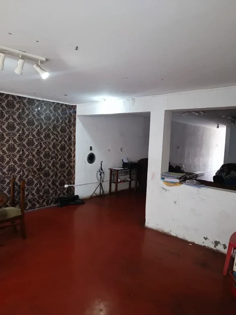 ¡POSICIONE SU MARCA EN EL EPICENTRO COMERCIAL DE SAN JUAN DE LURIGANCHO! Presentamos una propiedad estratégica con potencial institucional ilimitado, ubicada en el cruce de mayor flujo vehicular y peatonal del distrito: la intersección de Av. 13 de Enero con Av. Las Jardines Este. Un punto clave que garantiza visibilidad 24/7 y una conectividad inmejorable. 💎 UBICACIÓN IMBATIBLE (HUB COMERCIAL) La propiedad se sitúa en el núcleo de servicios de SJL, rodeada de marcas ancla y con accesibilidad total: Conectividad: A solo minutos de la Estación de Metro "Los Jardines" y el supermercado Metro de la Hacienda. Impacto: Zona de alto tránsito consolidada, ideal para captar clientes de todo el distrito. Entorno: Rodeado de entidades financieras, centros educativos y servicios de salud de alta rotación. 📐 ESPECIFICACIONES TÉCNICAS Y VERSATILIDAD Esta propiedad de 3 niveles (construcción al 70%) destaca por su flexibilidad arquitectónica, permitiendo adaptar cada metro cuadrado a la identidad de su proyecto: Área de Terreno: 260 m². Distribución: 2 niveles funcionales + tercer nivel proyectado/en construcción. Valor Agregado: Cuenta con un amplio jardín posterior de libre disposición, perfecto para: Estacionamiento privado para clientes o flota. Almacén logístico de última milla. Ampliación de infraestructura (clínicas/institutos). 🎯 IDEAL PARA PROYECTOS DE GRAN ENVERGADURA Gracias a su zonificación y estructura, es el espacio perfecto para: SECTOR SALUD: Clínicas especializadas, centros de diagnóstico o policlínicos. SECTOR EDUCACIÓN: Institutos superiores, centros de idiomas o academias. CORPORATIVO: Sedes bancarias, oficinas administrativas o centros de distribución. RETAIL: Franquicias y showrooms de exhibición. 🛠️ FACILIDADES PARA EL ARRENDATARIO Entendemos el valor de su inversión. La propiedad ofrece flexibilidad total: se permiten remodelaciones estructurales, adecuaciones de fachada y periodos de gracia para implementación, asegurando que el local se ajuste al 100% a sus necesidades operativas. ¡NO DEJE PASAR ESTA OPORTUNIDAD DE EXPANSIÓN! Agende una visita técnica y asegure hoy mismo su presencia en la zona de mayor crecimiento comercial de Lima Este. – foto 8