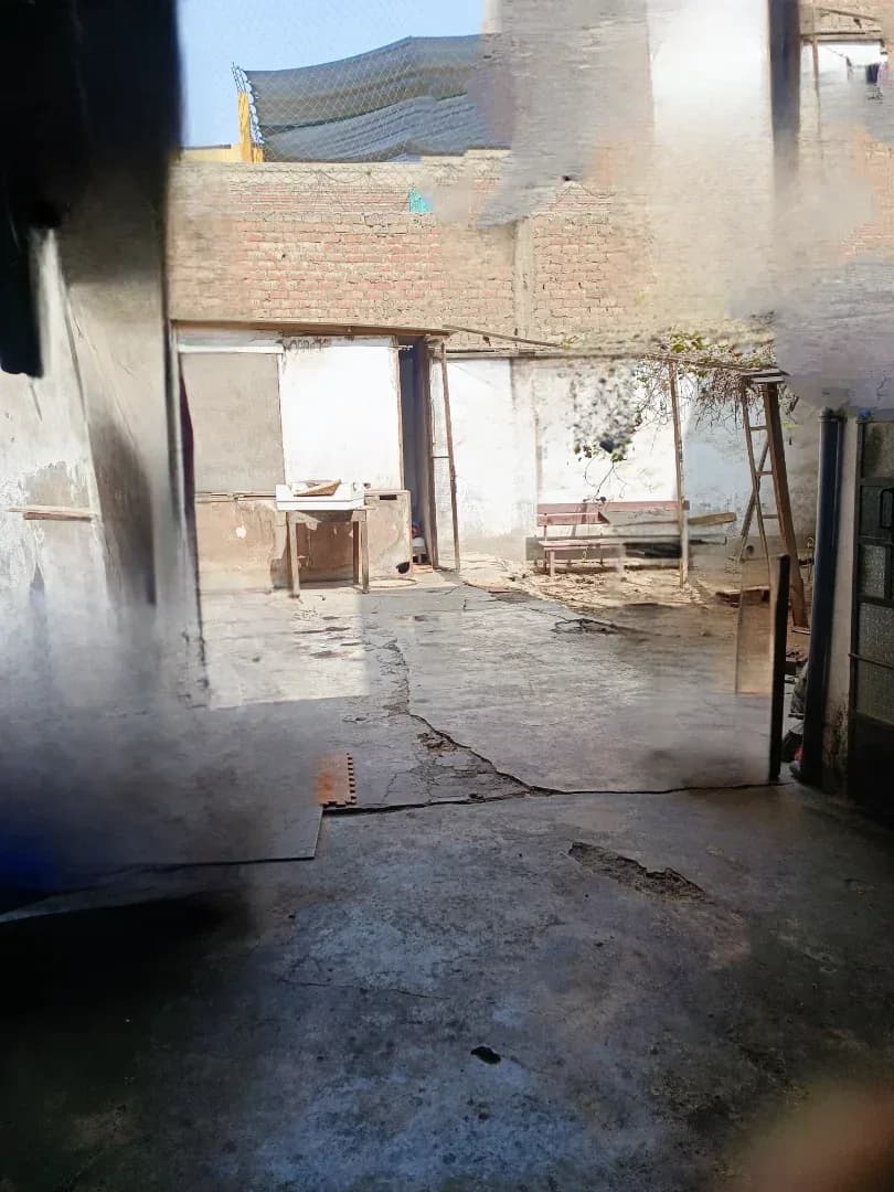 ¡POSICIONE SU MARCA EN EL EPICENTRO COMERCIAL DE SAN JUAN DE LURIGANCHO! Presentamos una propiedad estratégica con potencial institucional ilimitado, ubicada en el cruce de mayor flujo vehicular y peatonal del distrito: la intersección de Av. 13 de Enero con Av. Las Jardines Este. Un punto clave que garantiza visibilidad 24/7 y una conectividad inmejorable. 💎 UBICACIÓN IMBATIBLE (HUB COMERCIAL) La propiedad se sitúa en el núcleo de servicios de SJL, rodeada de marcas ancla y con accesibilidad total: Conectividad: A solo minutos de la Estación de Metro "Los Jardines" y el supermercado Metro de la Hacienda. Impacto: Zona de alto tránsito consolidada, ideal para captar clientes de todo el distrito. Entorno: Rodeado de entidades financieras, centros educativos y servicios de salud de alta rotación. 📐 ESPECIFICACIONES TÉCNICAS Y VERSATILIDAD Esta propiedad de 3 niveles (construcción al 70%) destaca por su flexibilidad arquitectónica, permitiendo adaptar cada metro cuadrado a la identidad de su proyecto: Área de Terreno: 260 m². Distribución: 2 niveles funcionales + tercer nivel proyectado/en construcción. Valor Agregado: Cuenta con un amplio jardín posterior de libre disposición, perfecto para: Estacionamiento privado para clientes o flota. Almacén logístico de última milla. Ampliación de infraestructura (clínicas/institutos). 🎯 IDEAL PARA PROYECTOS DE GRAN ENVERGADURA Gracias a su zonificación y estructura, es el espacio perfecto para: SECTOR SALUD: Clínicas especializadas, centros de diagnóstico o policlínicos. SECTOR EDUCACIÓN: Institutos superiores, centros de idiomas o academias. CORPORATIVO: Sedes bancarias, oficinas administrativas o centros de distribución. RETAIL: Franquicias y showrooms de exhibición. 🛠️ FACILIDADES PARA EL ARRENDATARIO Entendemos el valor de su inversión. La propiedad ofrece flexibilidad total: se permiten remodelaciones estructurales, adecuaciones de fachada y periodos de gracia para implementación, asegurando que el local se ajuste al 100% a sus necesidades operativas. ¡NO DEJE PASAR ESTA OPORTUNIDAD DE EXPANSIÓN! Agende una visita técnica y asegure hoy mismo su presencia en la zona de mayor crecimiento comercial de Lima Este. – foto 7