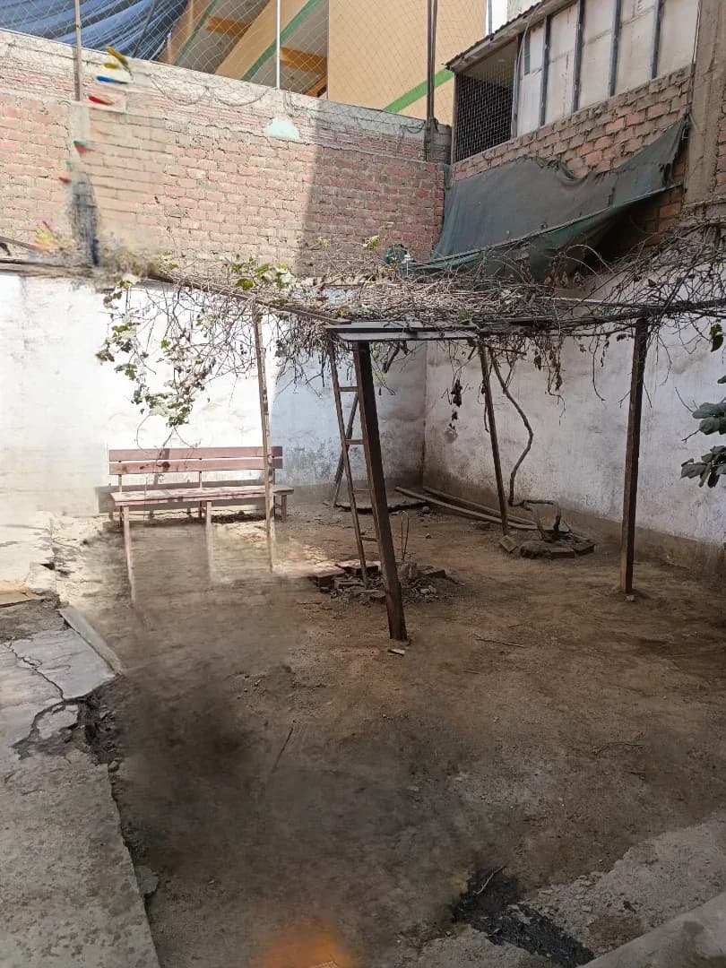 ¡POSICIONE SU MARCA EN EL EPICENTRO COMERCIAL DE SAN JUAN DE LURIGANCHO! Presentamos una propiedad estratégica con potencial institucional ilimitado, ubicada en el cruce de mayor flujo vehicular y peatonal del distrito: la intersección de Av. 13 de Enero con Av. Las Jardines Este. Un punto clave que garantiza visibilidad 24/7 y una conectividad inmejorable. 💎 UBICACIÓN IMBATIBLE (HUB COMERCIAL) La propiedad se sitúa en el núcleo de servicios de SJL, rodeada de marcas ancla y con accesibilidad total: Conectividad: A solo minutos de la Estación de Metro "Los Jardines" y el supermercado Metro de la Hacienda. Impacto: Zona de alto tránsito consolidada, ideal para captar clientes de todo el distrito. Entorno: Rodeado de entidades financieras, centros educativos y servicios de salud de alta rotación. 📐 ESPECIFICACIONES TÉCNICAS Y VERSATILIDAD Esta propiedad de 3 niveles (construcción al 70%) destaca por su flexibilidad arquitectónica, permitiendo adaptar cada metro cuadrado a la identidad de su proyecto: Área de Terreno: 260 m². Distribución: 2 niveles funcionales + tercer nivel proyectado/en construcción. Valor Agregado: Cuenta con un amplio jardín posterior de libre disposición, perfecto para: Estacionamiento privado para clientes o flota. Almacén logístico de última milla. Ampliación de infraestructura (clínicas/institutos). 🎯 IDEAL PARA PROYECTOS DE GRAN ENVERGADURA Gracias a su zonificación y estructura, es el espacio perfecto para: SECTOR SALUD: Clínicas especializadas, centros de diagnóstico o policlínicos. SECTOR EDUCACIÓN: Institutos superiores, centros de idiomas o academias. CORPORATIVO: Sedes bancarias, oficinas administrativas o centros de distribución. RETAIL: Franquicias y showrooms de exhibición. 🛠️ FACILIDADES PARA EL ARRENDATARIO Entendemos el valor de su inversión. La propiedad ofrece flexibilidad total: se permiten remodelaciones estructurales, adecuaciones de fachada y periodos de gracia para implementación, asegurando que el local se ajuste al 100% a sus necesidades operativas. ¡NO DEJE PASAR ESTA OPORTUNIDAD DE EXPANSIÓN! Agende una visita técnica y asegure hoy mismo su presencia en la zona de mayor crecimiento comercial de Lima Este. – foto 2