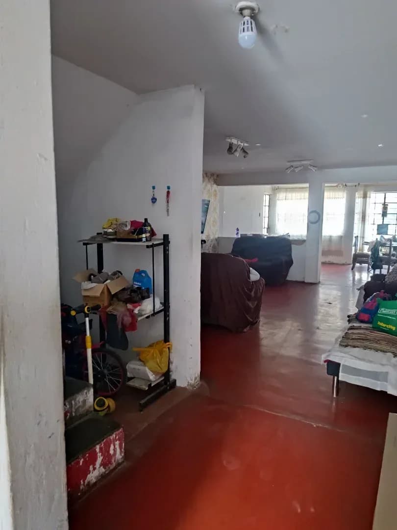 ¡POSICIONE SU MARCA EN EL EPICENTRO COMERCIAL DE SAN JUAN DE LURIGANCHO! Presentamos una propiedad estratégica con potencial institucional ilimitado, ubicada en el cruce de mayor flujo vehicular y peatonal del distrito: la intersección de Av. 13 de Enero con Av. Las Jardines Este. Un punto clave que garantiza visibilidad 24/7 y una conectividad inmejorable. 💎 UBICACIÓN IMBATIBLE (HUB COMERCIAL) La propiedad se sitúa en el núcleo de servicios de SJL, rodeada de marcas ancla y con accesibilidad total: Conectividad: A solo minutos de la Estación de Metro "Los Jardines" y el supermercado Metro de la Hacienda. Impacto: Zona de alto tránsito consolidada, ideal para captar clientes de todo el distrito. Entorno: Rodeado de entidades financieras, centros educativos y servicios de salud de alta rotación. 📐 ESPECIFICACIONES TÉCNICAS Y VERSATILIDAD Esta propiedad de 3 niveles (construcción al 70%) destaca por su flexibilidad arquitectónica, permitiendo adaptar cada metro cuadrado a la identidad de su proyecto: Área de Terreno: 260 m². Distribución: 2 niveles funcionales + tercer nivel proyectado/en construcción. Valor Agregado: Cuenta con un amplio jardín posterior de libre disposición, perfecto para: Estacionamiento privado para clientes o flota. Almacén logístico de última milla. Ampliación de infraestructura (clínicas/institutos). 🎯 IDEAL PARA PROYECTOS DE GRAN ENVERGADURA Gracias a su zonificación y estructura, es el espacio perfecto para: SECTOR SALUD: Clínicas especializadas, centros de diagnóstico o policlínicos. SECTOR EDUCACIÓN: Institutos superiores, centros de idiomas o academias. CORPORATIVO: Sedes bancarias, oficinas administrativas o centros de distribución. RETAIL: Franquicias y showrooms de exhibición. 🛠️ FACILIDADES PARA EL ARRENDATARIO Entendemos el valor de su inversión. La propiedad ofrece flexibilidad total: se permiten remodelaciones estructurales, adecuaciones de fachada y periodos de gracia para implementación, asegurando que el local se ajuste al 100% a sus necesidades operativas. ¡NO DEJE PASAR ESTA OPORTUNIDAD DE EXPANSIÓN! Agende una visita técnica y asegure hoy mismo su presencia en la zona de mayor crecimiento comercial de Lima Este. – foto 3