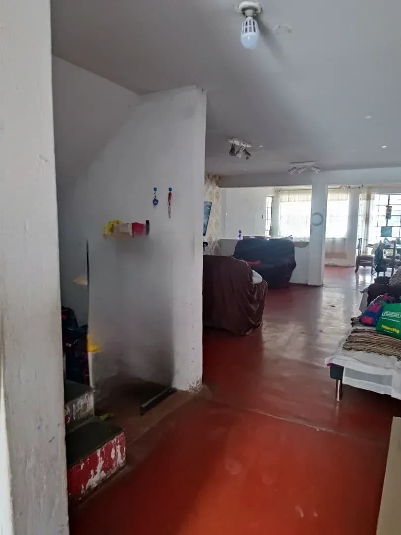 ¡POSICIONE SU MARCA EN EL EPICENTRO COMERCIAL DE SAN JUAN DE LURIGANCHO! Presentamos una propiedad estratégica con potencial institucional ilimitado, ubicada en el cruce de mayor flujo vehicular y peatonal del distrito: la intersección de Av. 13 de Enero con Av. Las Jardines Este. Un punto clave que garantiza visibilidad 24/7 y una conectividad inmejorable. 💎 UBICACIÓN IMBATIBLE (HUB COMERCIAL) La propiedad se sitúa en el núcleo de servicios de SJL, rodeada de marcas ancla y con accesibilidad total: Conectividad: A solo minutos de la Estación de Metro "Los Jardines" y el supermercado Metro de la Hacienda. Impacto: Zona de alto tránsito consolidada, ideal para captar clientes de todo el distrito. Entorno: Rodeado de entidades financieras, centros educativos y servicios de salud de alta rotación. 📐 ESPECIFICACIONES TÉCNICAS Y VERSATILIDAD Esta propiedad de 3 niveles (construcción al 70%) destaca por su flexibilidad arquitectónica, permitiendo adaptar cada metro cuadrado a la identidad de su proyecto: Área de Terreno: 260 m². Distribución: 2 niveles funcionales + tercer nivel proyectado/en construcción. Valor Agregado: Cuenta con un amplio jardín posterior de libre disposición, perfecto para: Estacionamiento privado para clientes o flota. Almacén logístico de última milla. Ampliación de infraestructura (clínicas/institutos). 🎯 IDEAL PARA PROYECTOS DE GRAN ENVERGADURA Gracias a su zonificación y estructura, es el espacio perfecto para: SECTOR SALUD: Clínicas especializadas, centros de diagnóstico o policlínicos. SECTOR EDUCACIÓN: Institutos superiores, centros de idiomas o academias. CORPORATIVO: Sedes bancarias, oficinas administrativas o centros de distribución. RETAIL: Franquicias y showrooms de exhibición. 🛠️ FACILIDADES PARA EL ARRENDATARIO Entendemos el valor de su inversión. La propiedad ofrece flexibilidad total: se permiten remodelaciones estructurales, adecuaciones de fachada y periodos de gracia para implementación, asegurando que el local se ajuste al 100% a sus necesidades operativas. ¡NO DEJE PASAR ESTA OPORTUNIDAD DE EXPANSIÓN! Agende una visita técnica y asegure hoy mismo su presencia en la zona de mayor crecimiento comercial de Lima Este. – foto 4