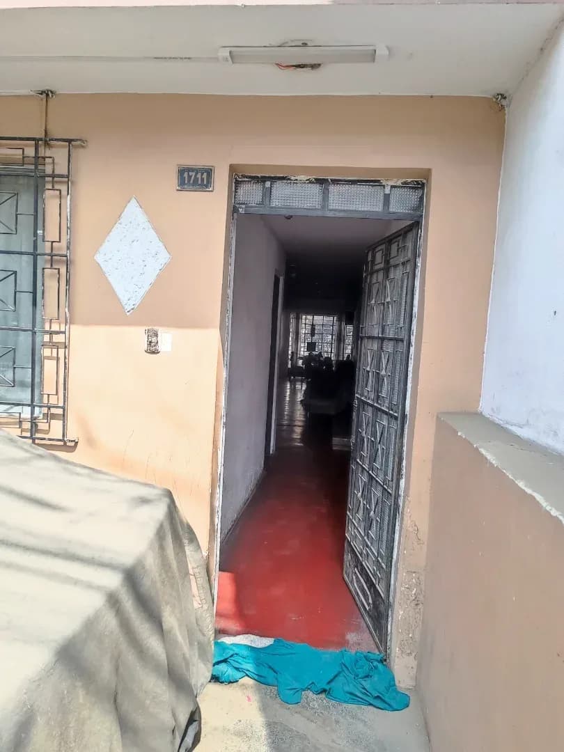 ¡POSICIONE SU MARCA EN EL EPICENTRO COMERCIAL DE SAN JUAN DE LURIGANCHO! Presentamos una propiedad estratégica con potencial institucional ilimitado, ubicada en el cruce de mayor flujo vehicular y peatonal del distrito: la intersección de Av. 13 de Enero con Av. Las Jardines Este. Un punto clave que garantiza visibilidad 24/7 y una conectividad inmejorable. 💎 UBICACIÓN IMBATIBLE (HUB COMERCIAL) La propiedad se sitúa en el núcleo de servicios de SJL, rodeada de marcas ancla y con accesibilidad total: Conectividad: A solo minutos de la Estación de Metro "Los Jardines" y el supermercado Metro de la Hacienda. Impacto: Zona de alto tránsito consolidada, ideal para captar clientes de todo el distrito. Entorno: Rodeado de entidades financieras, centros educativos y servicios de salud de alta rotación. 📐 ESPECIFICACIONES TÉCNICAS Y VERSATILIDAD Esta propiedad de 3 niveles (construcción al 70%) destaca por su flexibilidad arquitectónica, permitiendo adaptar cada metro cuadrado a la identidad de su proyecto: Área de Terreno: 260 m². Distribución: 2 niveles funcionales + tercer nivel proyectado/en construcción. Valor Agregado: Cuenta con un amplio jardín posterior de libre disposición, perfecto para: Estacionamiento privado para clientes o flota. Almacén logístico de última milla. Ampliación de infraestructura (clínicas/institutos). 🎯 IDEAL PARA PROYECTOS DE GRAN ENVERGADURA Gracias a su zonificación y estructura, es el espacio perfecto para: SECTOR SALUD: Clínicas especializadas, centros de diagnóstico o policlínicos. SECTOR EDUCACIÓN: Institutos superiores, centros de idiomas o academias. CORPORATIVO: Sedes bancarias, oficinas administrativas o centros de distribución. RETAIL: Franquicias y showrooms de exhibición. 🛠️ FACILIDADES PARA EL ARRENDATARIO Entendemos el valor de su inversión. La propiedad ofrece flexibilidad total: se permiten remodelaciones estructurales, adecuaciones de fachada y periodos de gracia para implementación, asegurando que el local se ajuste al 100% a sus necesidades operativas. ¡NO DEJE PASAR ESTA OPORTUNIDAD DE EXPANSIÓN! Agende una visita técnica y asegure hoy mismo su presencia en la zona de mayor crecimiento comercial de Lima Este. – foto 5