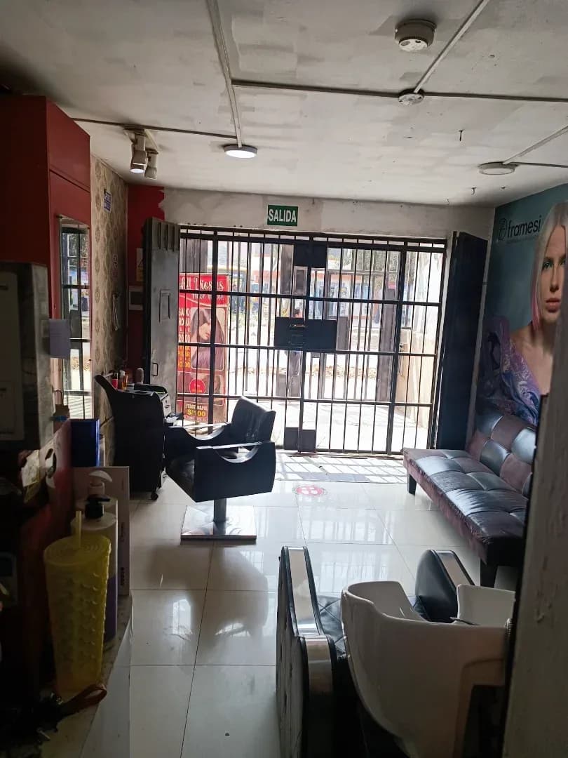 ¡POSICIONE SU MARCA EN EL EPICENTRO COMERCIAL DE SAN JUAN DE LURIGANCHO! Presentamos una propiedad estratégica con potencial institucional ilimitado, ubicada en el cruce de mayor flujo vehicular y peatonal del distrito: la intersección de Av. 13 de Enero con Av. Las Jardines Este. Un punto clave que garantiza visibilidad 24/7 y una conectividad inmejorable. 💎 UBICACIÓN IMBATIBLE (HUB COMERCIAL) La propiedad se sitúa en el núcleo de servicios de SJL, rodeada de marcas ancla y con accesibilidad total: Conectividad: A solo minutos de la Estación de Metro "Los Jardines" y el supermercado Metro de la Hacienda. Impacto: Zona de alto tránsito consolidada, ideal para captar clientes de todo el distrito. Entorno: Rodeado de entidades financieras, centros educativos y servicios de salud de alta rotación. 📐 ESPECIFICACIONES TÉCNICAS Y VERSATILIDAD Esta propiedad de 3 niveles (construcción al 70%) destaca por su flexibilidad arquitectónica, permitiendo adaptar cada metro cuadrado a la identidad de su proyecto: Área de Terreno: 260 m². Distribución: 2 niveles funcionales + tercer nivel proyectado/en construcción. Valor Agregado: Cuenta con un amplio jardín posterior de libre disposición, perfecto para: Estacionamiento privado para clientes o flota. Almacén logístico de última milla. Ampliación de infraestructura (clínicas/institutos). 🎯 IDEAL PARA PROYECTOS DE GRAN ENVERGADURA Gracias a su zonificación y estructura, es el espacio perfecto para: SECTOR SALUD: Clínicas especializadas, centros de diagnóstico o policlínicos. SECTOR EDUCACIÓN: Institutos superiores, centros de idiomas o academias. CORPORATIVO: Sedes bancarias, oficinas administrativas o centros de distribución. RETAIL: Franquicias y showrooms de exhibición. 🛠️ FACILIDADES PARA EL ARRENDATARIO Entendemos el valor de su inversión. La propiedad ofrece flexibilidad total: se permiten remodelaciones estructurales, adecuaciones de fachada y periodos de gracia para implementación, asegurando que el local se ajuste al 100% a sus necesidades operativas. ¡NO DEJE PASAR ESTA OPORTUNIDAD DE EXPANSIÓN! Agende una visita técnica y asegure hoy mismo su presencia en la zona de mayor crecimiento comercial de Lima Este. – foto 6