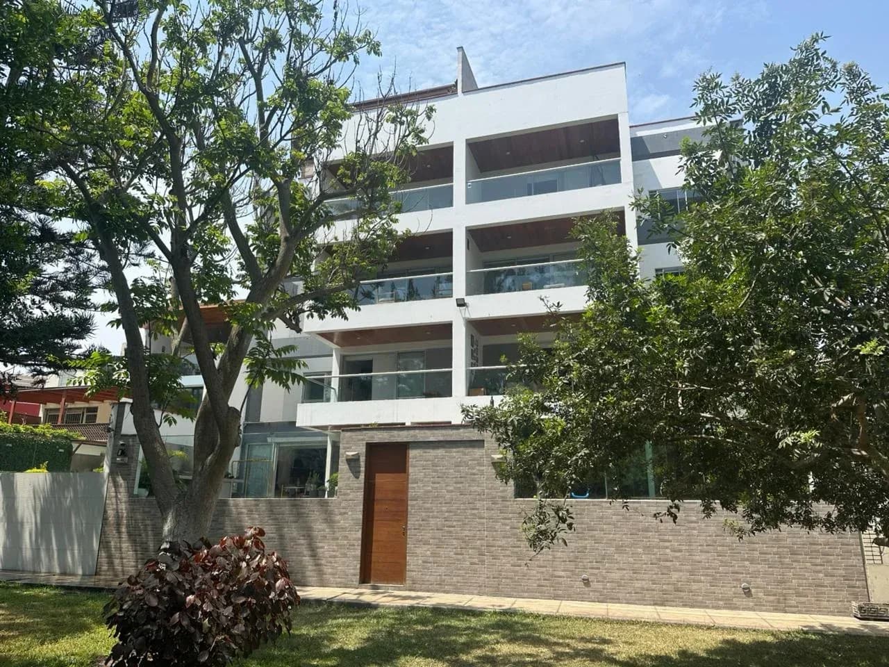 Departamento amplio en Miraflores con Terraza y vista al parque – foto 1
