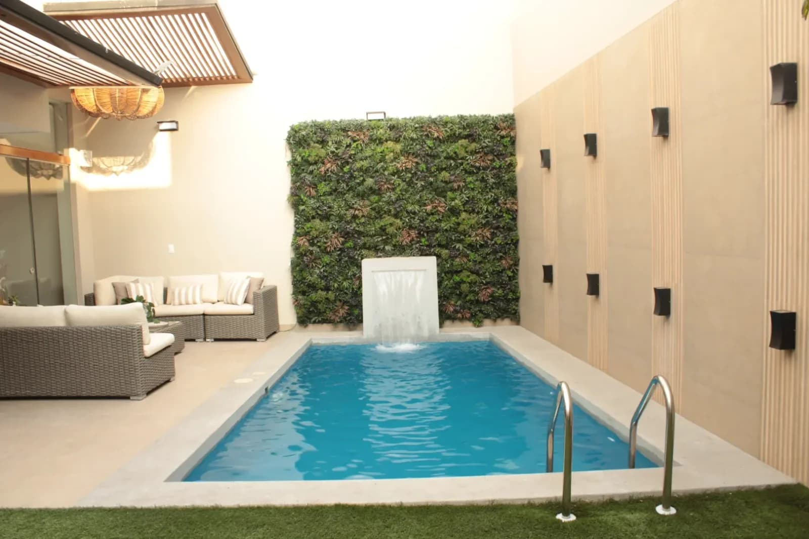 CASA DE LUJO EN MIRAFLORES - PISCINA - 5 Dorm. - US$1.29M
