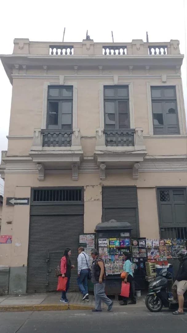 Venta de Inmueble Comercial / Almacén– Excelente Ubicación en Cercado Propiedad de Dos Niveles. Con gran potencial comercial, ubicada en una zona estratégica y de alto tránsito. Ideal para inversionistas, comercio, oficinas, almacén o vivienda con negocio
