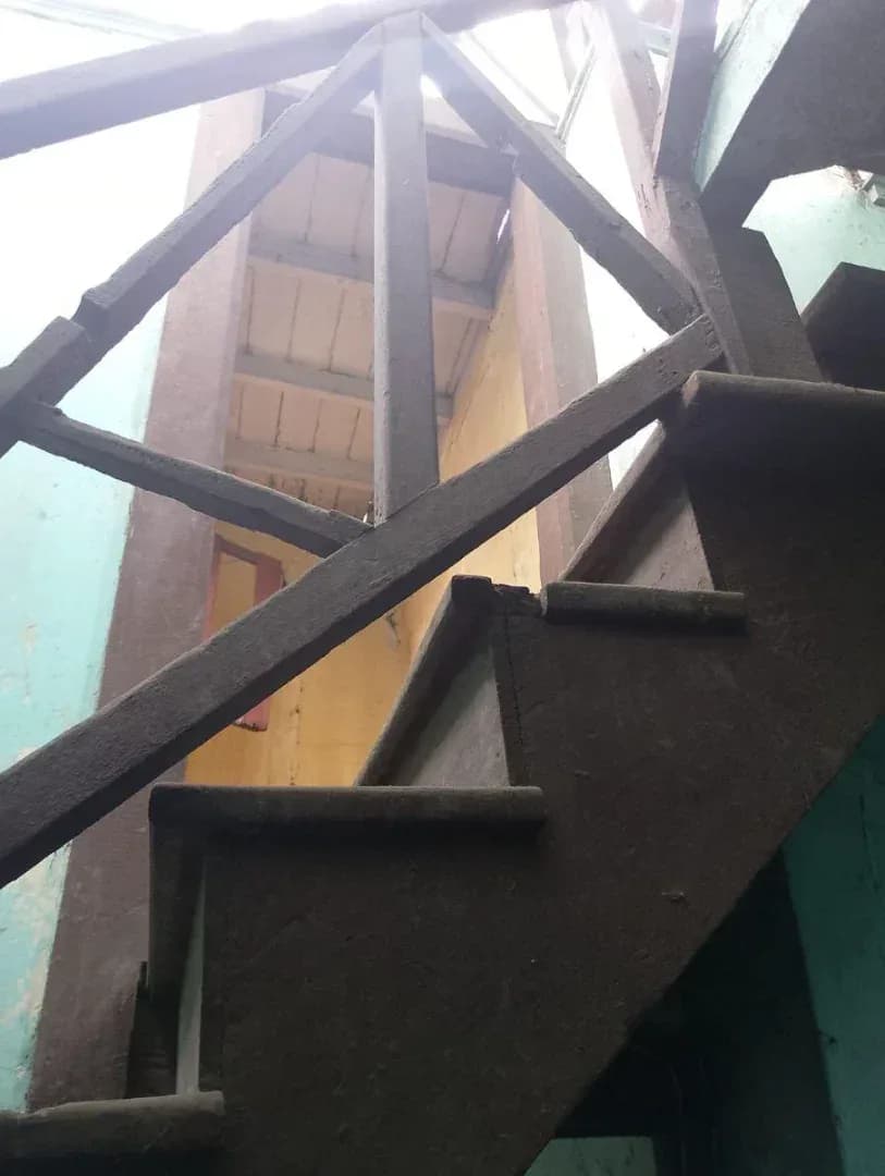 Venta de Inmueble Comercial / Almacén– Excelente Ubicación en Cercado Propiedad de Dos Niveles. Con gran potencial comercial, ubicada en una zona estratégica y de alto tránsito. Ideal para inversionistas, comercio, oficinas, almacén o vivienda con negocio – foto 9